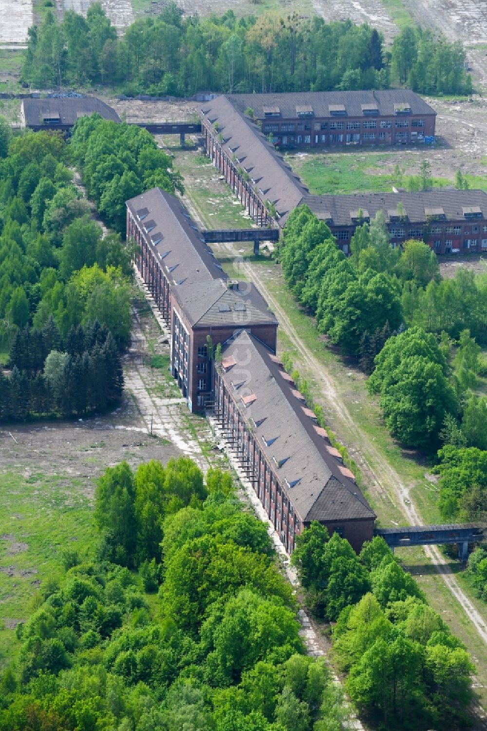 Bernau aus der Vogelperspektive: Konversions- Baustelle Gebäudekomplex der ehemaligen Militär- Kaserne im Ortsteil Lindow in Bernau im Bundesland Brandenburg, Deutschland