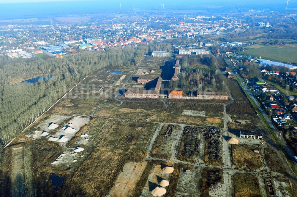 Bernau aus der Vogelperspektive: Konversions- Baustelle Gebäudekomplex der ehemaligen Militär- Kaserne im Ortsteil Lindow in Bernau im Bundesland Brandenburg, Deutschland