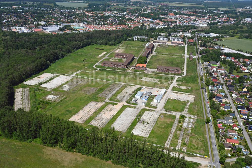 Bernau aus der Vogelperspektive: Konversions- Baustelle Gebäudekomplex der ehemaligen Militär- Kaserne im Ortsteil Lindow in Bernau im Bundesland Brandenburg, Deutschland