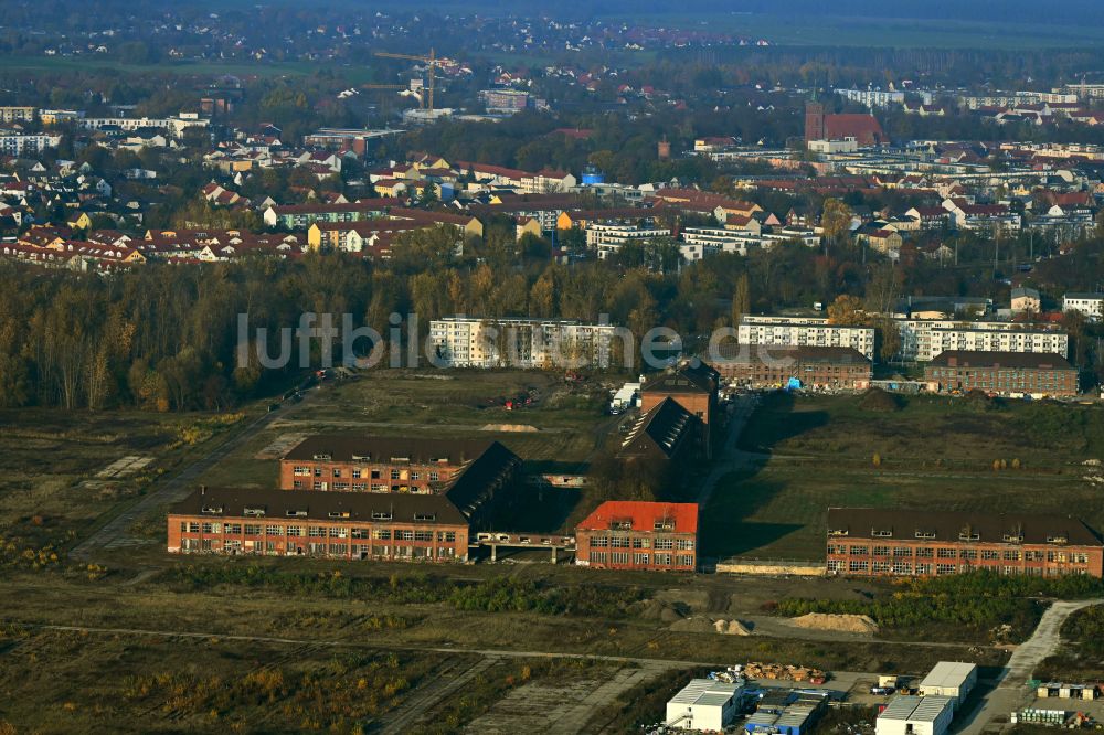 Bernau aus der Vogelperspektive: Konversions- Baustelle Gebäudekomplex der ehemaligen Militär- Kaserne im Ortsteil Lindow in Bernau im Bundesland Brandenburg, Deutschland