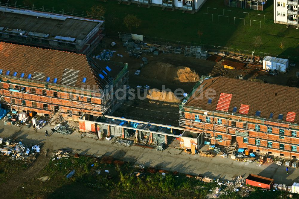 Luftaufnahme Bernau - Konversions- Baustelle Gebäudekomplex der ehemaligen Militär- Kaserne im Ortsteil Lindow in Bernau im Bundesland Brandenburg, Deutschland