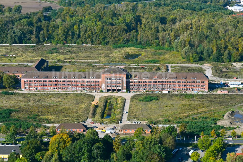 Luftaufnahme Bernau - Konversions- Baustelle Gebäudekomplex der ehemaligen Militär- Kaserne im Ortsteil Lindow in Bernau im Bundesland Brandenburg, Deutschland