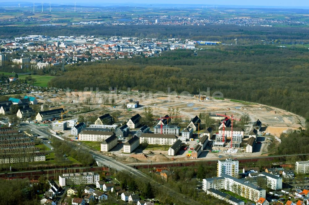 Hanau aus der Vogelperspektive: Konversions- Baustelle Gebäudekomplex der ehemaligen Militär- Kaserne im Ortsteil Wolfgang in Hanau im Bundesland Hessen, Deutschland