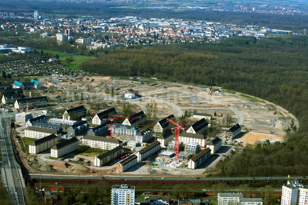 Hanau von oben - Konversions- Baustelle Gebäudekomplex der ehemaligen Militär- Kaserne im Ortsteil Wolfgang in Hanau im Bundesland Hessen, Deutschland