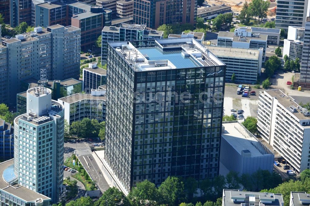 Eschborn von oben - Konzernzentrale der Gruppe Deutsche Börse „ The Cube “ an der Mergenthalerallee in Eschborn im Bundesland Hessen