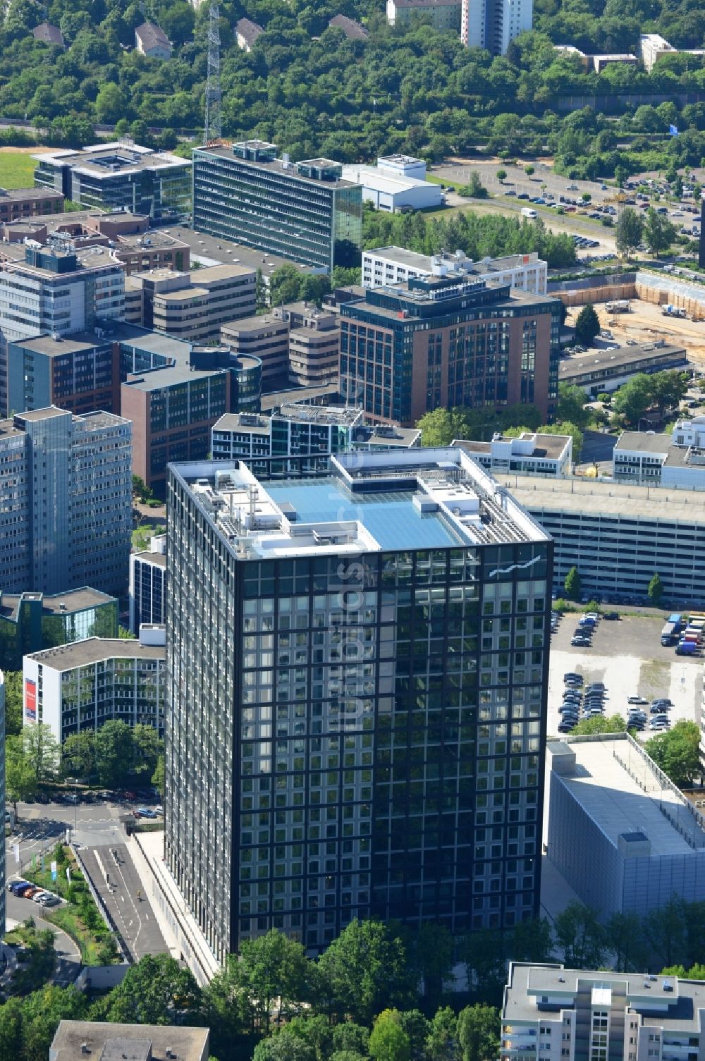 Eschborn aus der Vogelperspektive: Konzernzentrale der Gruppe Deutsche Börse „ The Cube “ an der Mergenthalerallee in Eschborn im Bundesland Hessen