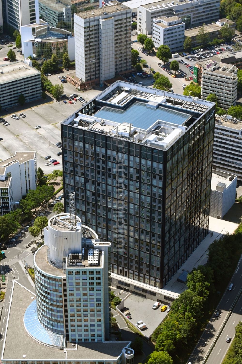 Luftaufnahme Eschborn - Konzernzentrale der Gruppe Deutsche Börse „ The Cube “ an der Mergenthalerallee in Eschborn im Bundesland Hessen