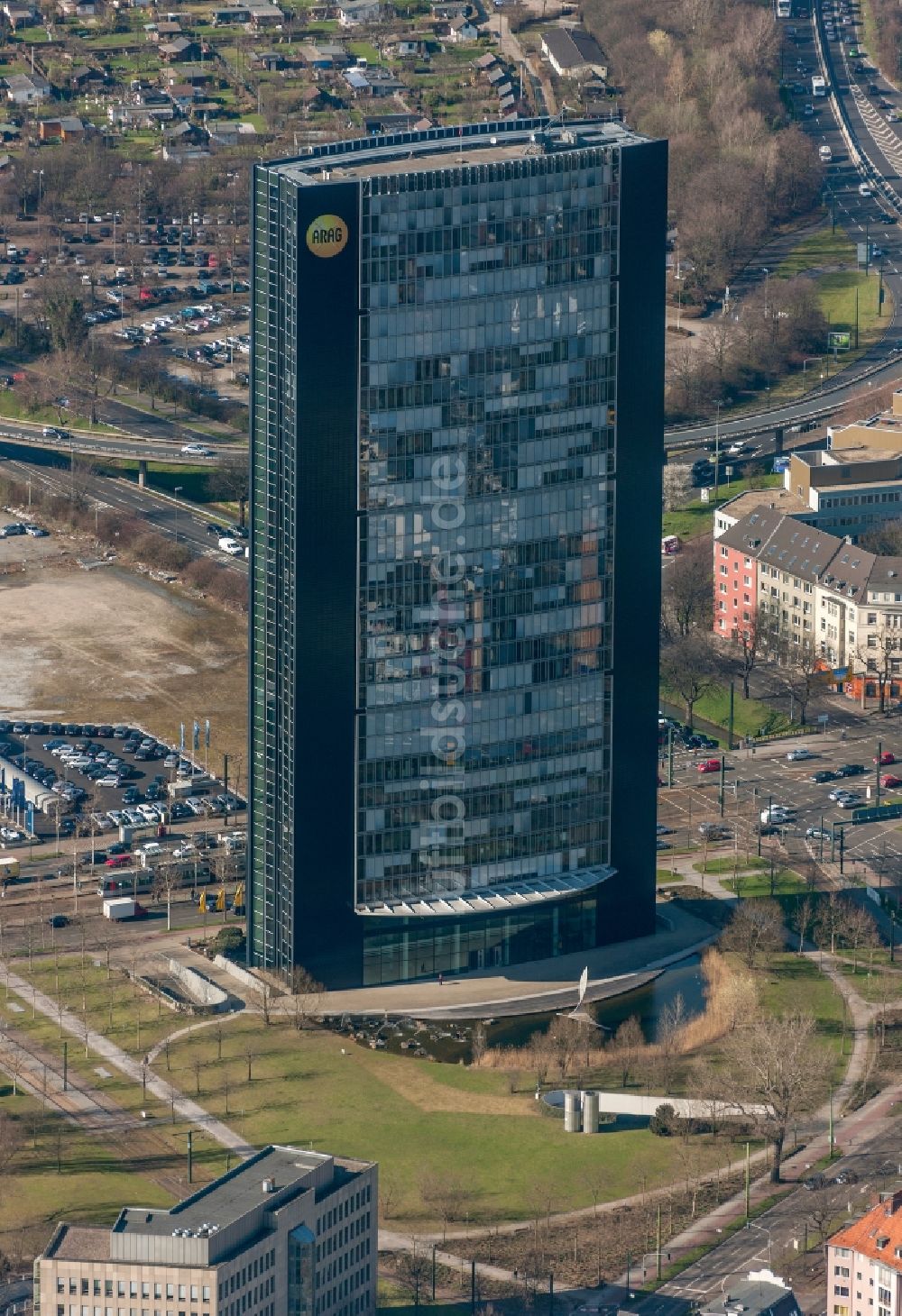 Düsseldorf aus der Vogelperspektive: Konzernzentrale des Versicherungskonzerns ARAG in Düsseldorf im Bundesland Nordrhein-Westfalen