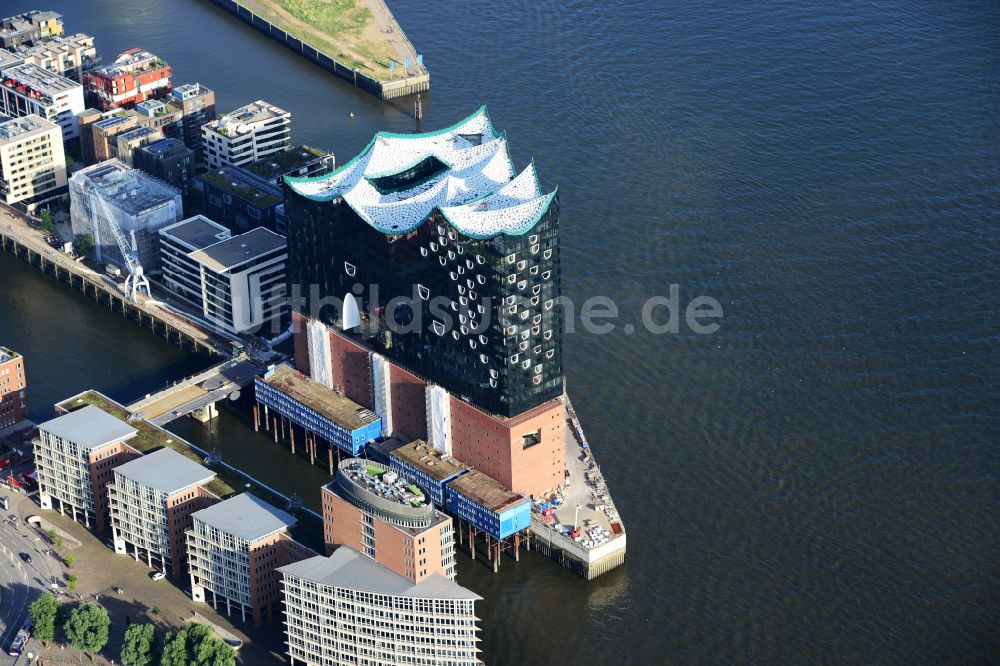 Hamburg aus der Vogelperspektive: Konzerthaus Elbphilharmonie in der Hafencity in Hamburg