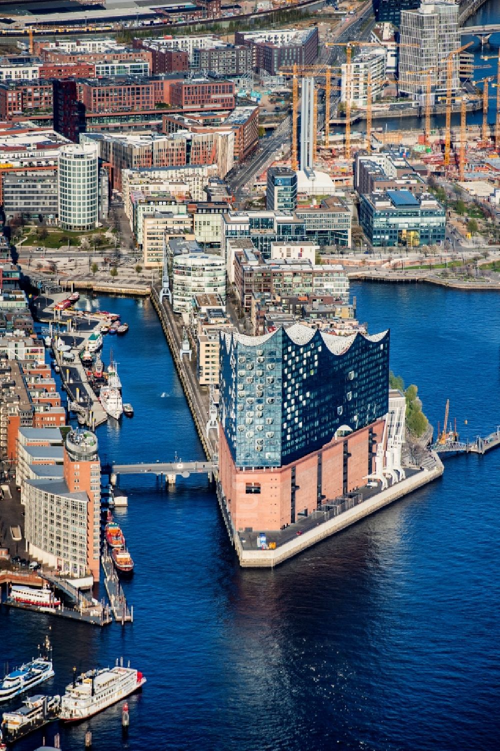 Hamburg aus der Vogelperspektive: Konzerthaus Elbphilharmonie in der Hafencity in Hamburg, Deutschland