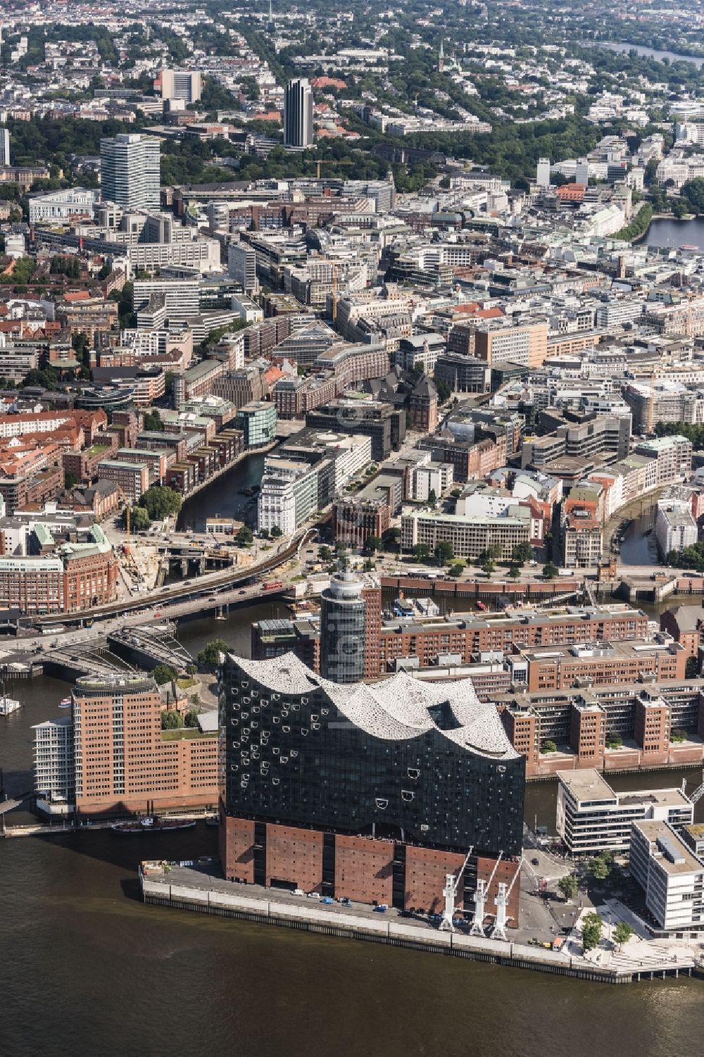 Hamburg aus der Vogelperspektive: Konzerthaus Elbphilharmonie in Hamburg