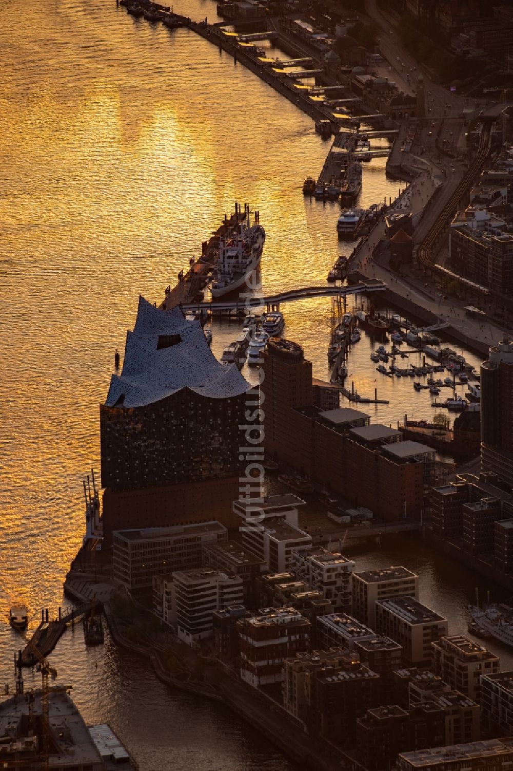 Luftaufnahme Hamburg - Konzerthaus Elbphilharmonie im Sonnenuntergang in der Hafencity in Hamburg, Deutschland