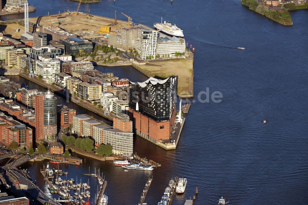 Hamburg von oben - Konzerthaus Elbphilharmonie mit Speicherstadt in Hamburg