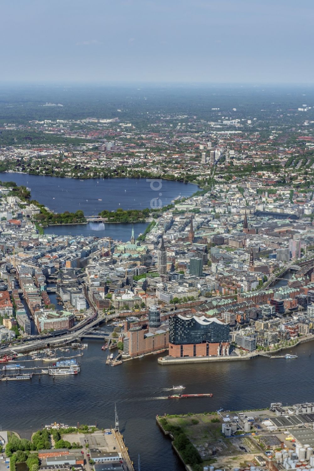 Hamburg aus der Vogelperspektive: Konzerthaus Elbphilharmonie mit Speicherstadt in Hamburg