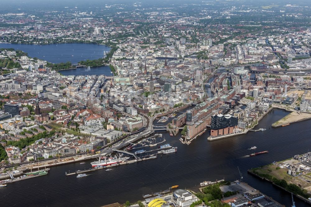 Luftaufnahme Hamburg - Konzerthaus Elbphilharmonie mit Speicherstadt in Hamburg