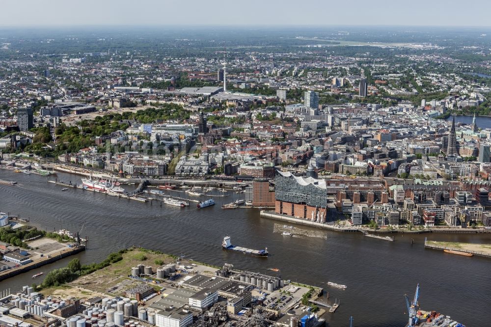 Hamburg aus der Vogelperspektive: Konzerthaus Elbphilharmonie mit Speicherstadt in Hamburg