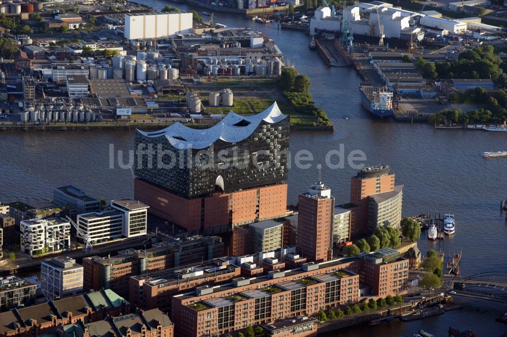 Hamburg aus der Vogelperspektive: Konzerthaus Elbphilharmonie mit Speicherstadt in Hamburg