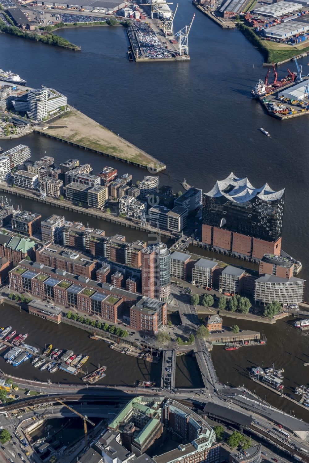 Luftbild Hamburg - Konzerthaus Elbphilharmonie mit Speicherstadt in Hamburg