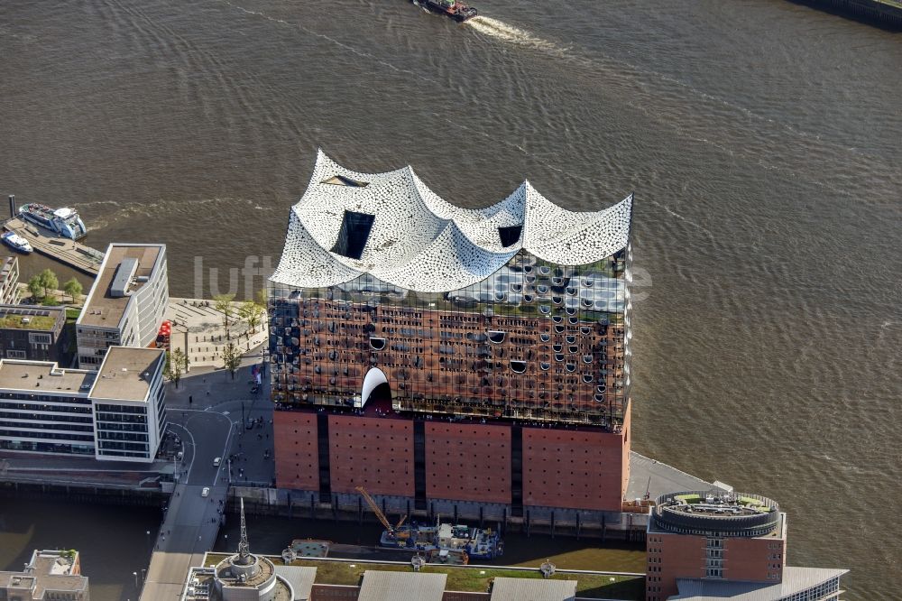 Hamburg aus der Vogelperspektive: Konzerthaus Elbphilharmonie mit Speicherstadt in Hamburg