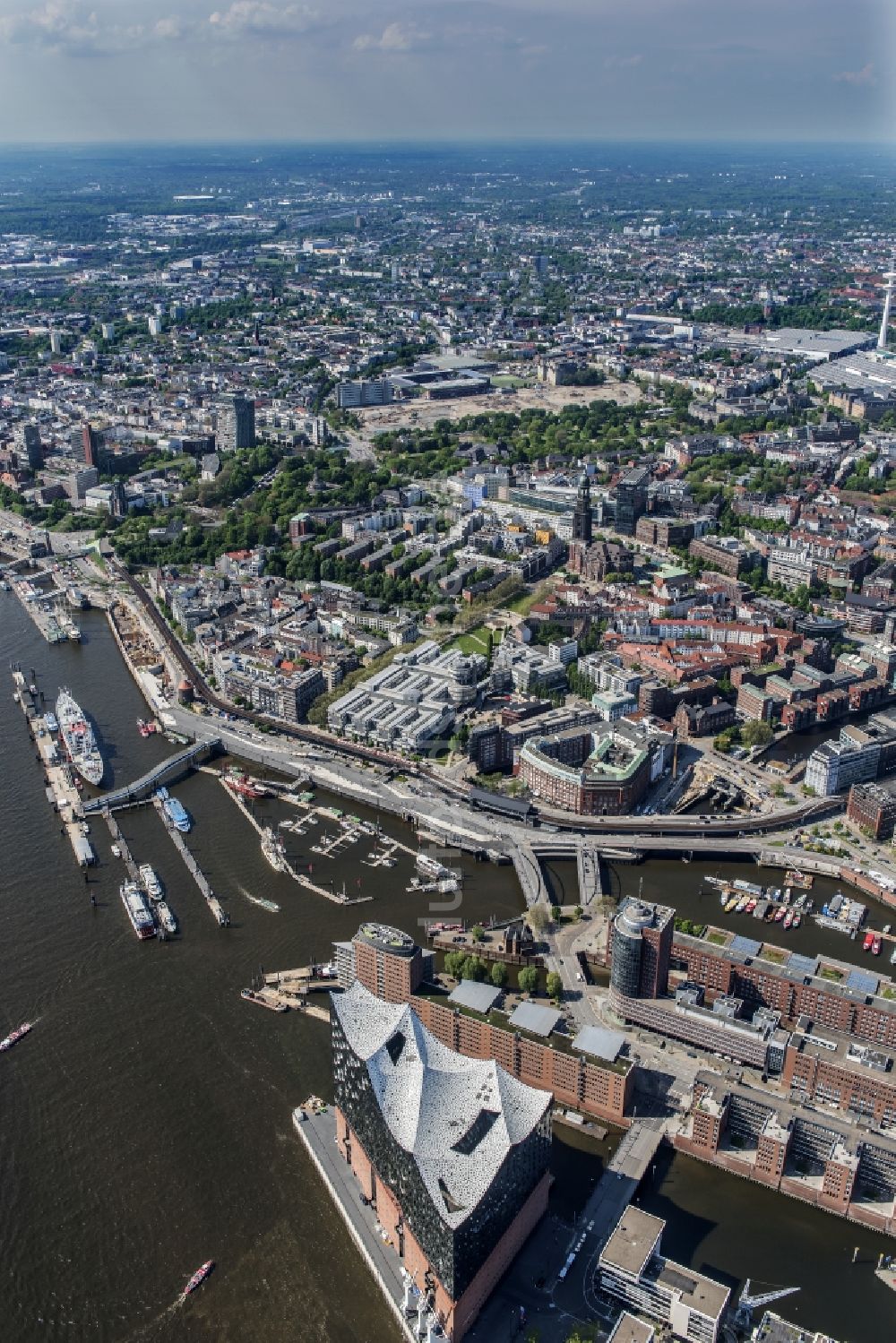 Luftaufnahme Hamburg - Konzerthaus Elbphilharmonie mit Speicherstadt in Hamburg