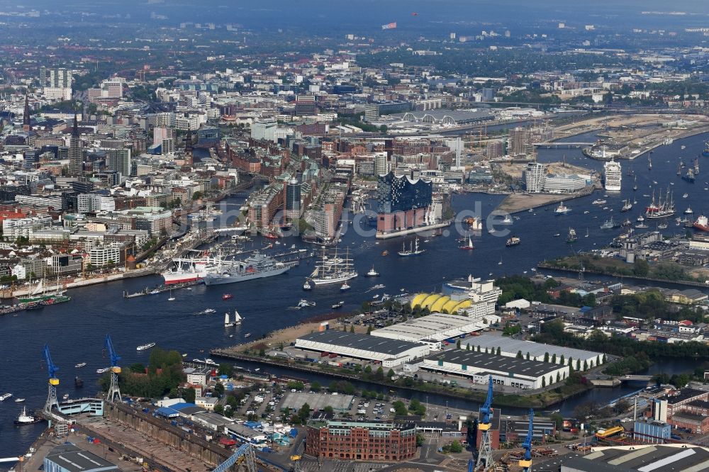 Hamburg aus der Vogelperspektive: Konzerthaus Elbphilharmonie mit Speicherstadt in Hamburg