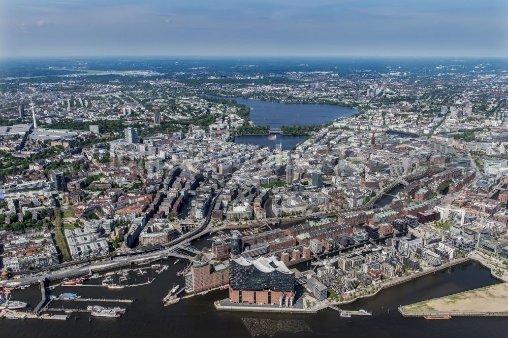 Luftbild Hamburg - Konzerthaus Elbphilharmonie mit Speicherstadt in Hamburg