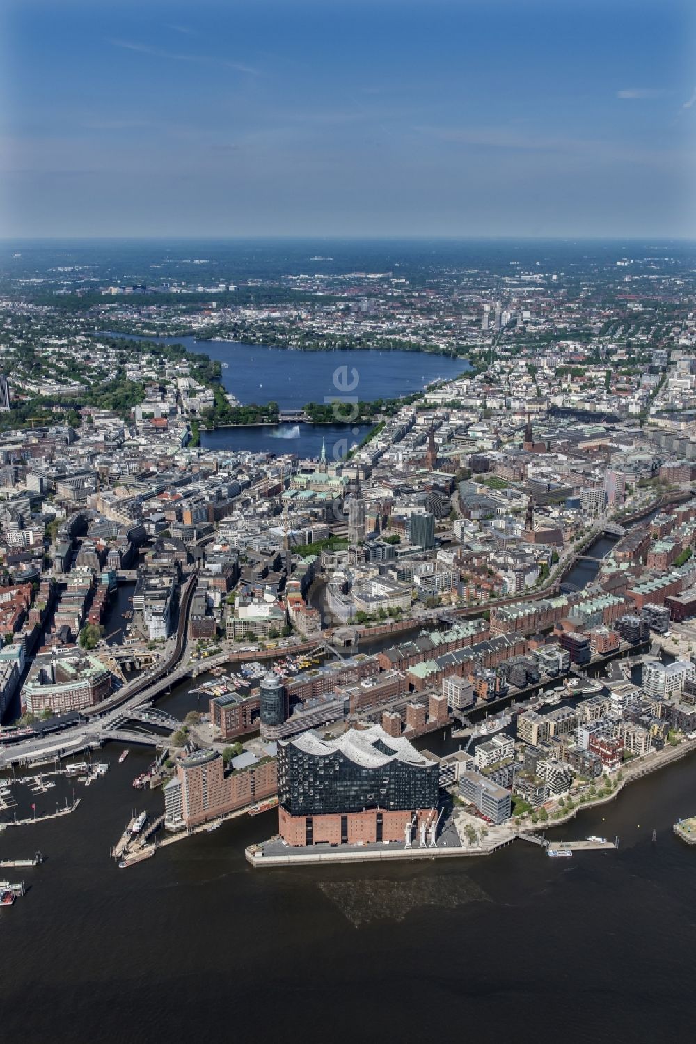 Luftaufnahme Hamburg - Konzerthaus Elbphilharmonie mit Speicherstadt in Hamburg