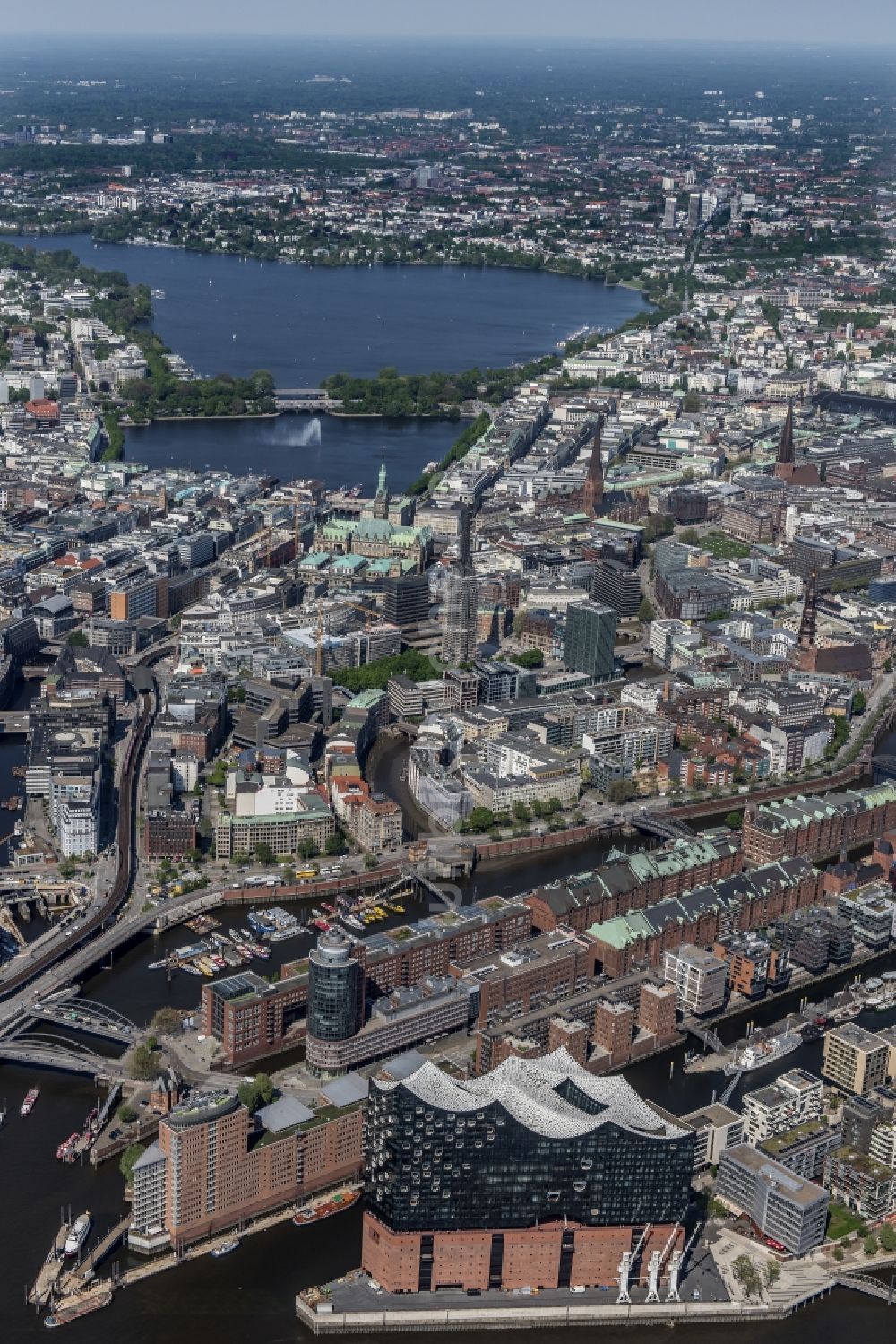 Hamburg von oben - Konzerthaus Elbphilharmonie mit Speicherstadt in Hamburg