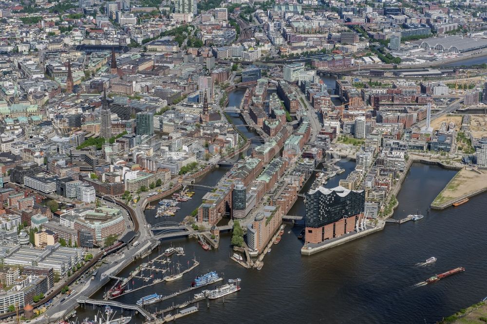 Hamburg aus der Vogelperspektive: Konzerthaus Elbphilharmonie mit Speicherstadt in Hamburg