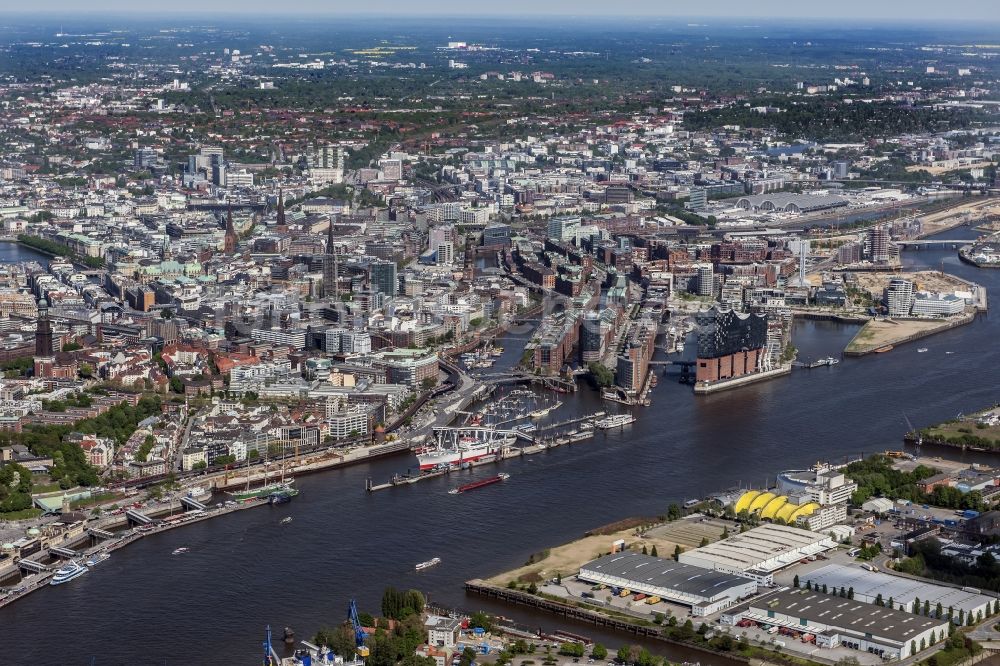 Luftaufnahme Hamburg - Konzerthaus Elbphilharmonie mit Speicherstadt in Hamburg