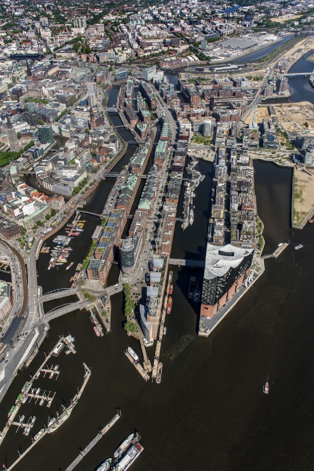 Hamburg aus der Vogelperspektive: Konzerthaus Elbphilharmonie mit Speicherstadt in Hamburg