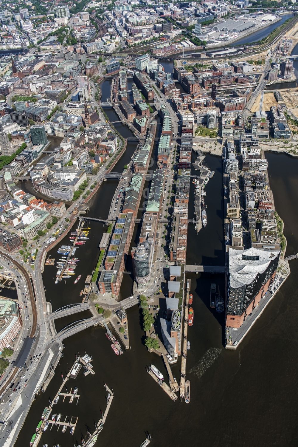 Luftbild Hamburg - Konzerthaus Elbphilharmonie mit Speicherstadt in Hamburg