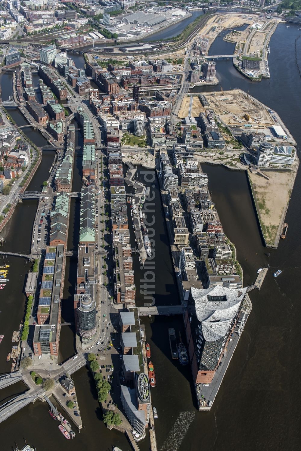 Luftaufnahme Hamburg - Konzerthaus Elbphilharmonie mit Speicherstadt in Hamburg