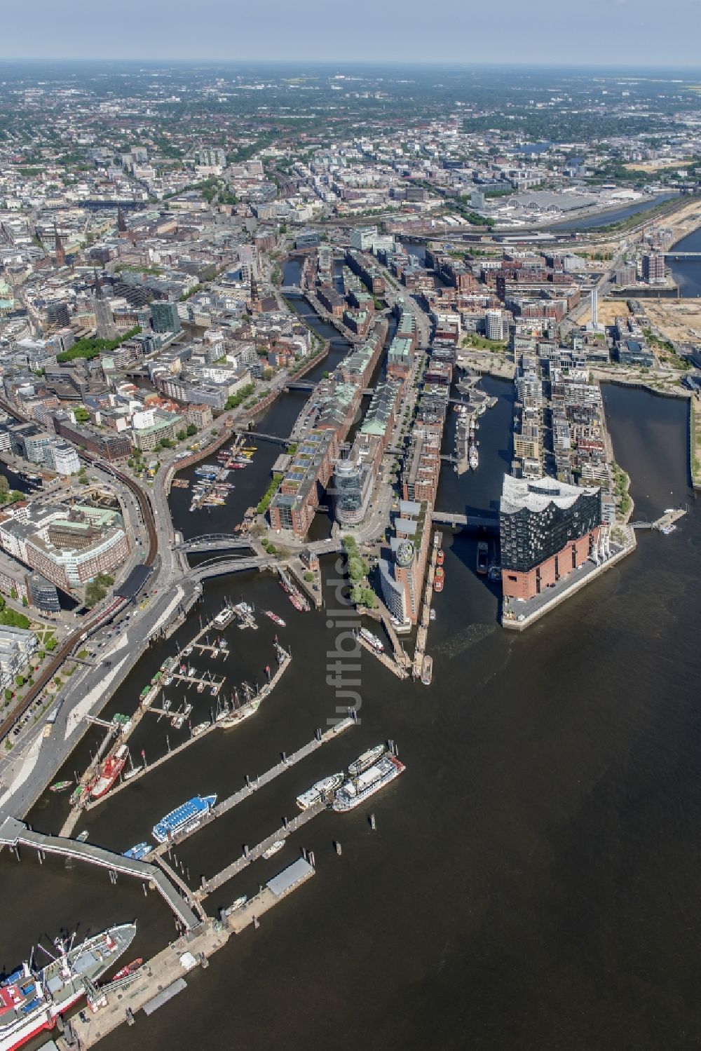 Hamburg von oben - Konzerthaus Elbphilharmonie mit Speicherstadt in Hamburg