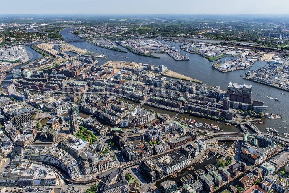 Hamburg aus der Vogelperspektive: Konzerthaus Elbphilharmonie mit Speicherstadt in Hamburg