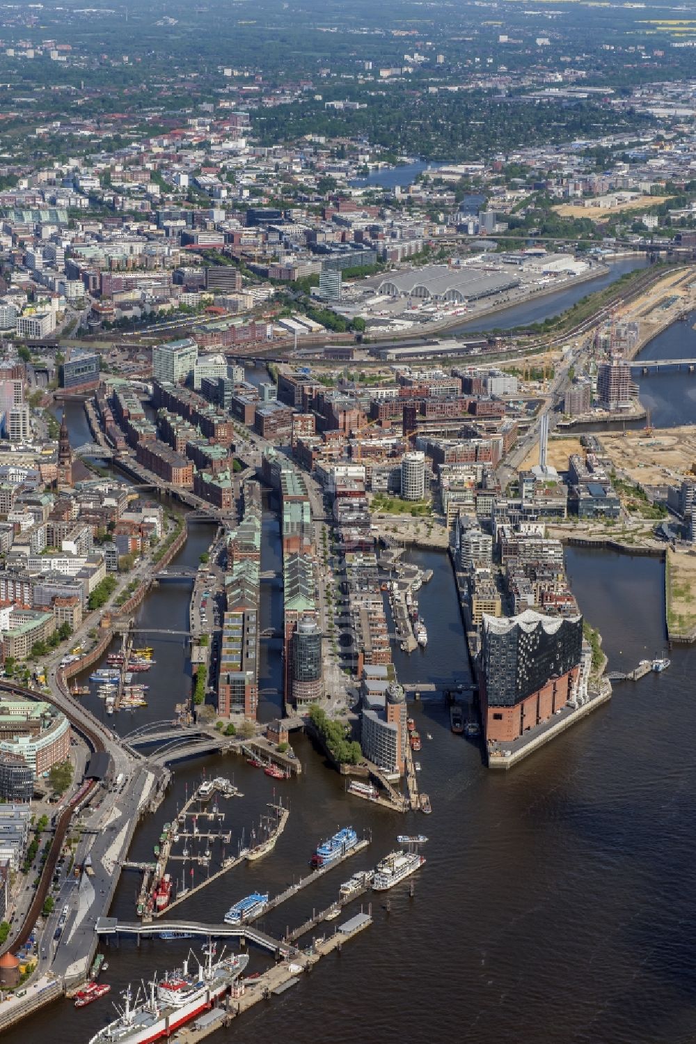 Hamburg aus der Vogelperspektive: Konzerthaus Elbphilharmonie mit Speicherstadt in Hamburg