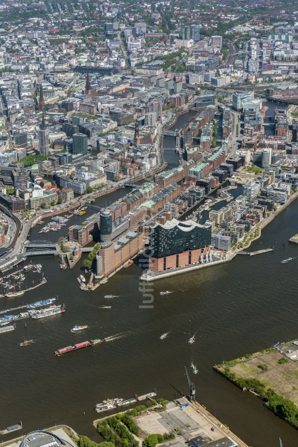 Luftaufnahme Hamburg - Konzerthaus Elbphilharmonie mit Speicherstadt in Hamburg