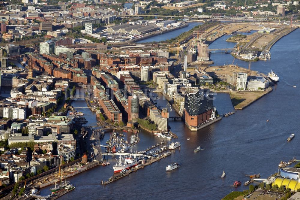 Hamburg von oben - Konzerthaus Elbphilharmonie mit Speicherstadt in Hamburg