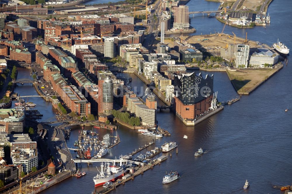 Hamburg aus der Vogelperspektive: Konzerthaus Elbphilharmonie mit Speicherstadt in Hamburg