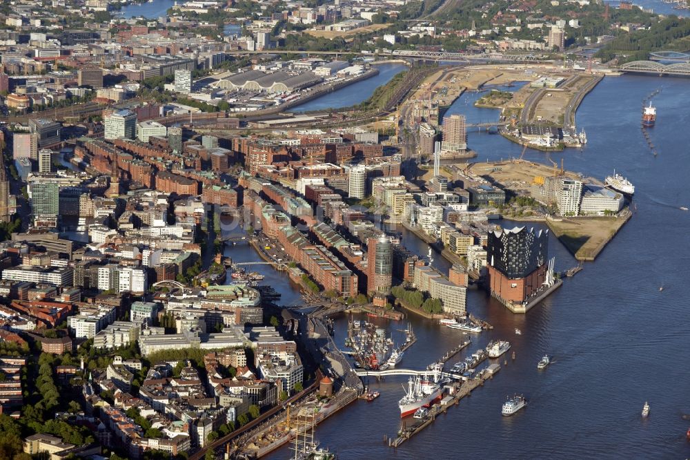 Luftaufnahme Hamburg - Konzerthaus Elbphilharmonie mit Speicherstadt in Hamburg