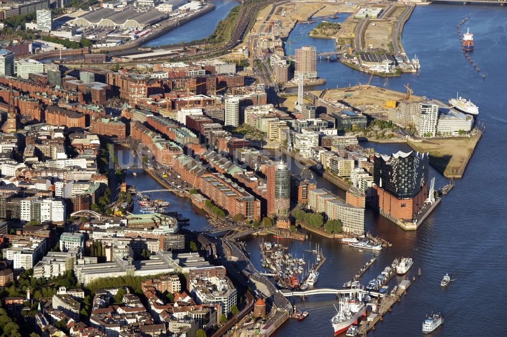 Hamburg von oben - Konzerthaus Elbphilharmonie mit Speicherstadt in Hamburg