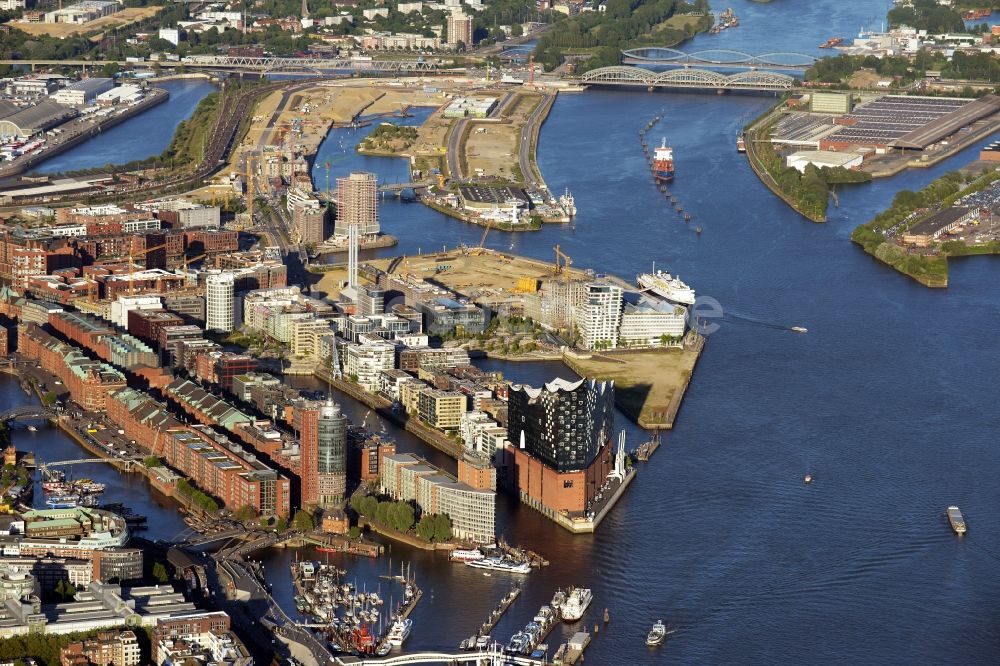 Hamburg aus der Vogelperspektive: Konzerthaus Elbphilharmonie mit Speicherstadt in Hamburg