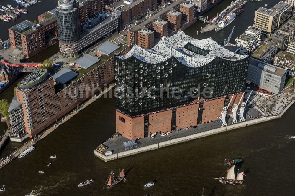 Hamburg von oben - Konzerthaus Elbphilharmonie mit Speicherstadt in Hamburg