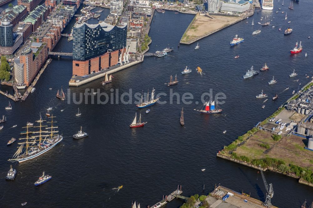 Hamburg aus der Vogelperspektive: Konzerthaus Elbphilharmonie mit Speicherstadt in Hamburg