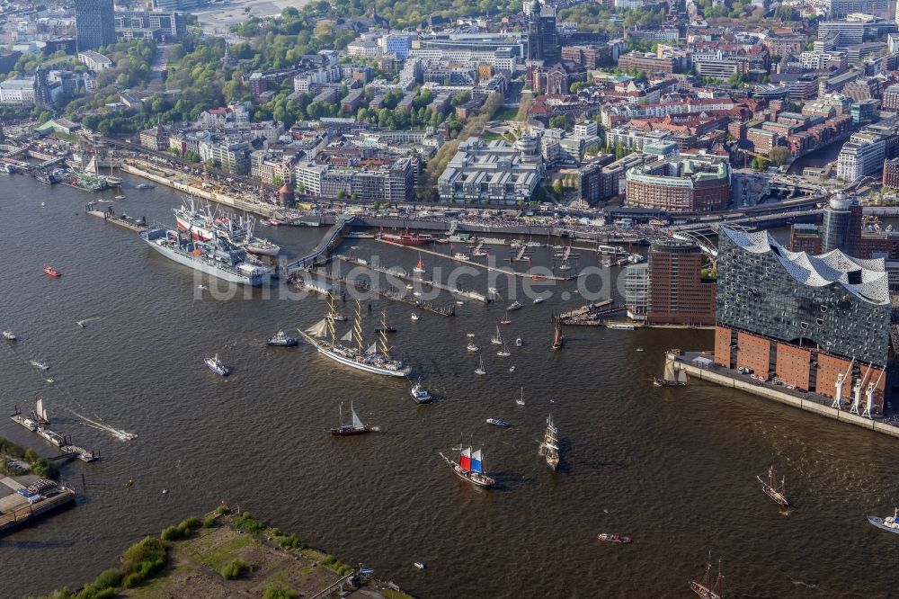 Luftaufnahme Hamburg - Konzerthaus Elbphilharmonie mit Speicherstadt in Hamburg