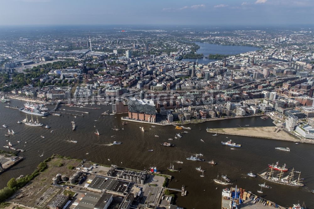 Hamburg von oben - Konzerthaus Elbphilharmonie mit Speicherstadt in Hamburg