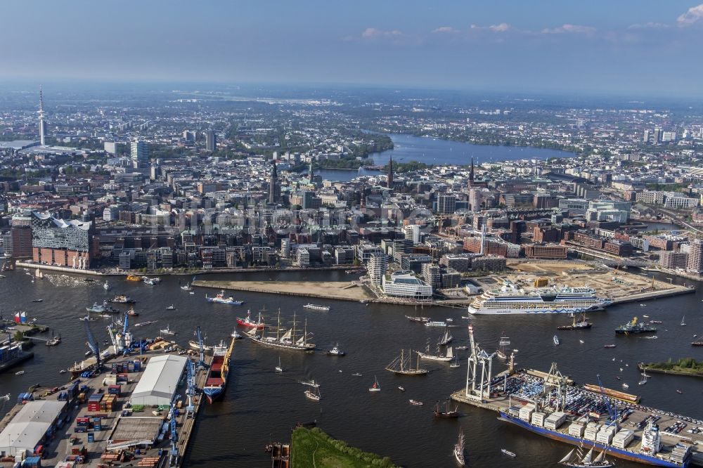 Hamburg aus der Vogelperspektive: Konzerthaus Elbphilharmonie mit Speicherstadt in Hamburg