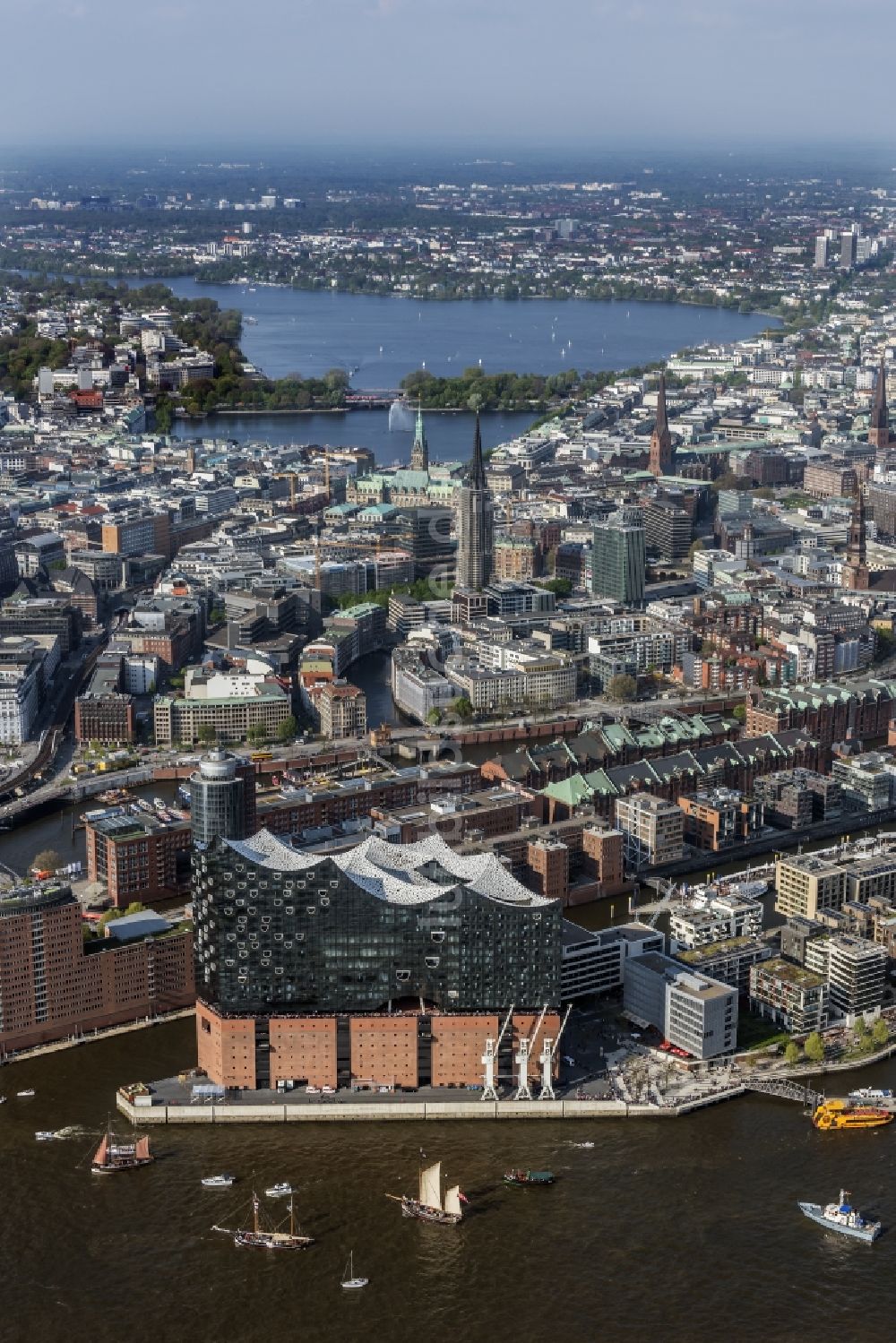 Luftbild Hamburg - Konzerthaus Elbphilharmonie mit Speicherstadt in Hamburg