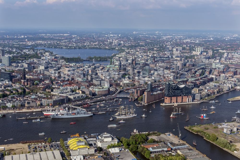 Hamburg von oben - Konzerthaus Elbphilharmonie mit Speicherstadt in Hamburg