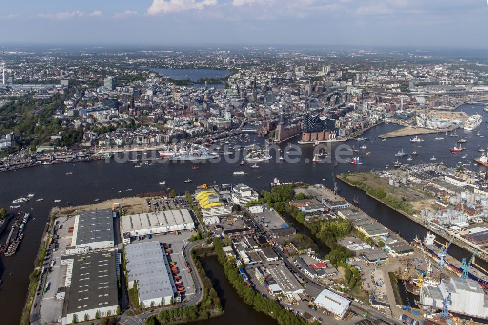 Hamburg aus der Vogelperspektive: Konzerthaus Elbphilharmonie mit Speicherstadt in Hamburg